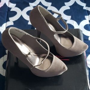 Like new Ann Michelle sz 8.5 High Heels